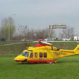 Bareggio: schiacciato contro il cancello dalla sua auto senza freno a mano, elitrasportato al San Gerardo