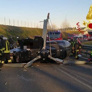 Elicottero precipita sulla rampa dell'Autolaghi a Fino Mornasco