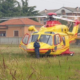 Motociclista esce di strada in via Vigevano a Bareggio, sul posto anche l’elisoccorso