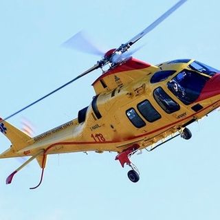 Mezzana Bigli: cade dal cassone di un camion, ferito un operaio 62enne