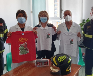 Il pensiero dei vigili del fuoco per il piccolo Eitan: in ospedale un elmo con il suo nome