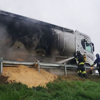 Casteggio-Broni: camion in fiamme sull'autostrada A21, sul posto i Vigili del fuoco