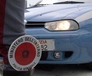 Fugge dalla Polstrada: inseguito e fermato in Tangenziale Ovest