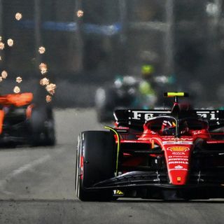 FORMULA 1. Meraviglioso Sainz! Vittoria Ferrari a Singapore