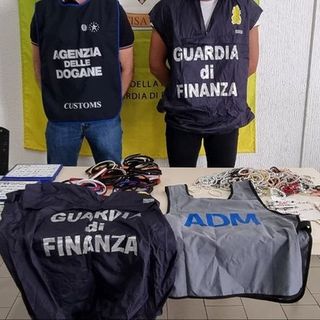 Vercelli, bigiotteria non conforme alle normative di sicurezza: merce sequestrata e ambulante segnalato