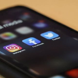 Lago Maggiore, giovane minaccia il suicidio sui social: a casa sua arrivano i carabinieri