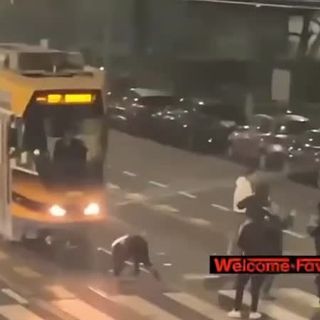Milano: 15 giovani bloccano tram e lanciano sassi