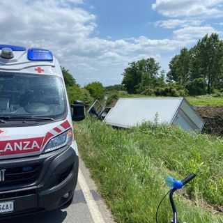 Lomello: camion esce di strada sulla provinciale 5, ferito un 71enne