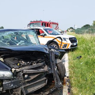 Zinasco: scontro tra auto sulla provinciale 193bis, ferite due persone