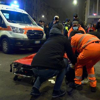 Milano, festa per il Marocco: altri tre feriti lievi, l’accoltellato stava sedando una rissa