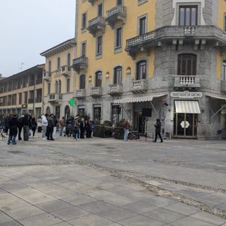 Magenta, in fila fuori dalla Tabaccheria da Giacomo per il selfie con l’attore