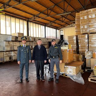 Magenta: capi di abbigliamento e scarpe sequestrati dalla Guardia di Finanza donati a Caritas e Non di solo pane