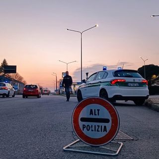 Trecate: colpisce con pugno e testata gli agenti della Polizia locale, arrestato per resistenza