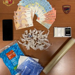 Pavia: sorpreso con 37 grammi di eroina e contanti tenta la fuga, ma la Polizia lo arresta