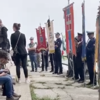 Mottarone, un anno dopo. Il silenzio dei parenti delle vittime della funivia e le lacrime del sindaco: «Li ricorderemo sempre»