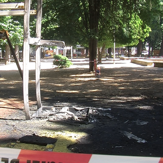 Vigevano: vandali piromani danno fuoco allo scivolo per bambini nel parco Regina Margherita