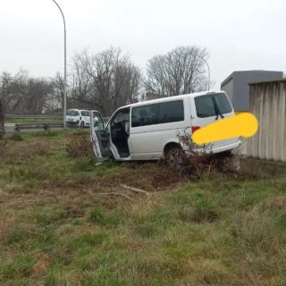 Incidente al solito incrocio tra Robecco e Magenta: furgoncino sfonda il muro di cinta
