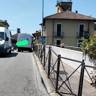 Robecco sul Naviglio: furgone abbatte le barriere sul ponte, code fino a Magenta