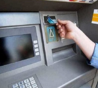 Broni: il bancomat non gli restituisce la tessera, lui prende una fioriera e la scaglia contro lo sportello ATM