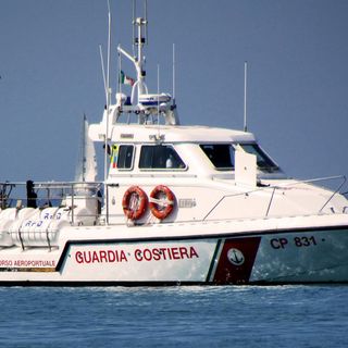 Alla deriva su un cigno gonfiabile, paura per una bimba varesina in Salento