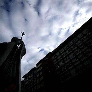 Papa Francesco ha una polmonite bilaterale: &quot;Quadro complesso&quot;
