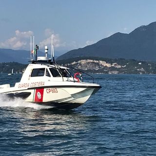 Barca a vela si ribalta nel Lago Maggiore, tre persone in acqua salvate dalla Guardia Costiera