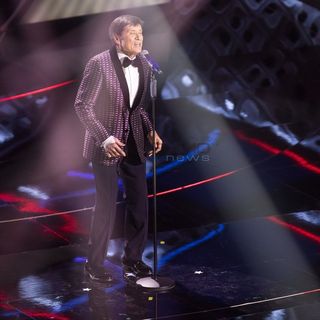Gianni Morandi ricorda l'amico Lucio Dalla e commuove tutto l'Ariston