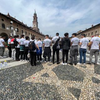 Dai rifiuti del tabacco ai rischi per la salute. Ats in strada con gli studenti per dire no al fumo