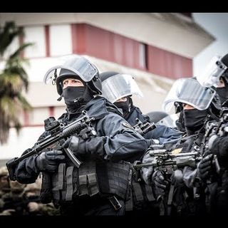 Medico barricato a Rho: dopo i colpi di pistola, adesso sono arrivati i GIS