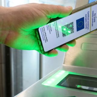 Si fa strada l'ipotesi del green pass in due step: ad agosto per bar e ristoranti a settembre i trasporti