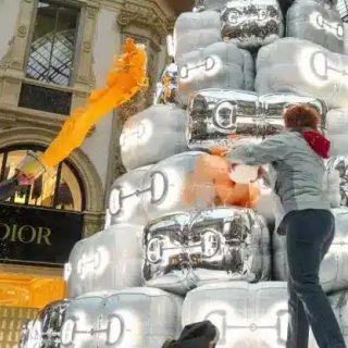 Milano, gli attivisti di Ultima Generazione colorano di arancione l'albero di Gucci in Galleria
