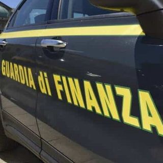 Lombardia: frode fiscale da 1,7 milioni, GdF sequestra soldi e una Jaguar