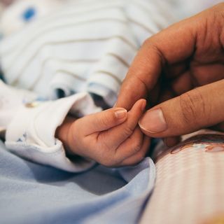 Bimba nasce podalica in casa: «Grazie al personale dell'ambulanza quella che poteva essere una tragedia si è trasformata in un miracolo di Natale»