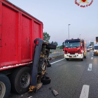 Incidente sulla A4, un furgone urta un camion fermo