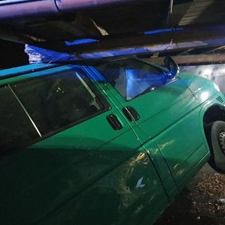 FOTO. Pauroso schianto sulla statale del lago Maggiore: finisce contro il muro e poi centra un furgone, illeso per miracolo