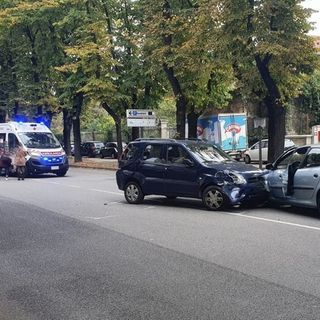 Frontale in viale Duca D'Aosta a Busto: tre persone soccorse