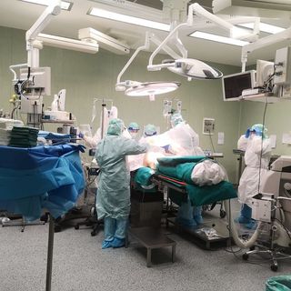 Eccezionale intervento salva la vita a una donna: alle Molinette asportato tumore ovarico di 70 chili
