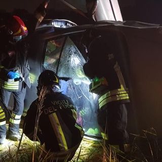 Trecate: auto perde il controllo e si ribalta