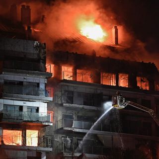A Valencia violento incendio in edificio di 14 piani: persone intrappolate