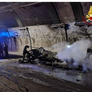 Incendio di un camper in galleria, undici chilometri di coda sulla A26