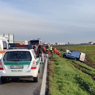 Scontro tra quattro auto a Romentino, 4 persone ferite