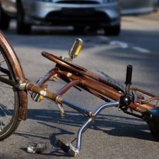 Pavese, madre e figlio in bici travolti da auto pirata