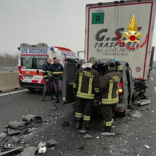 Tragedia sull’autostrada A4 in zona Pero: scontro con un camion, autista di un doblò perde la vita