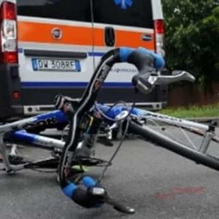Milano: ciclista investito e in gravi condizioni