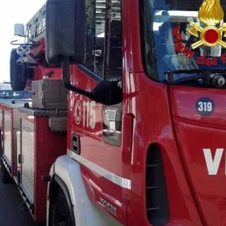 Incendio alla Siderinox di Morimondo, sul posto i Vigili del fuoco di Abbiategrasso che lo hanno domato