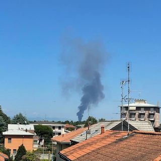Incendio in una ditta di cosmetici a Rescaldina, soccorsa una persona. «Chiudete le finestre, non recatevi in zona»