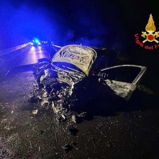 Incidente nella notte a Robecco: auto incendiata, conducente in codice verde a Magenta