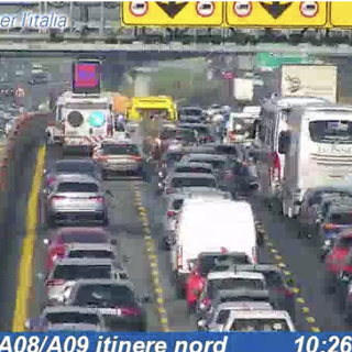 I soccorsi e le code sul luogo dell'incidente visti dalla webcam di Autostrade per l'Italia