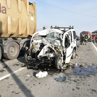 Castello d'Agogna: schianto tra tir e furgone, perde la vita un 57enne