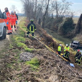 Zeme: si ribalta con l'auto in un fosso sulla 596dir, 56enne elitrasportato al San Matteo di Pavia